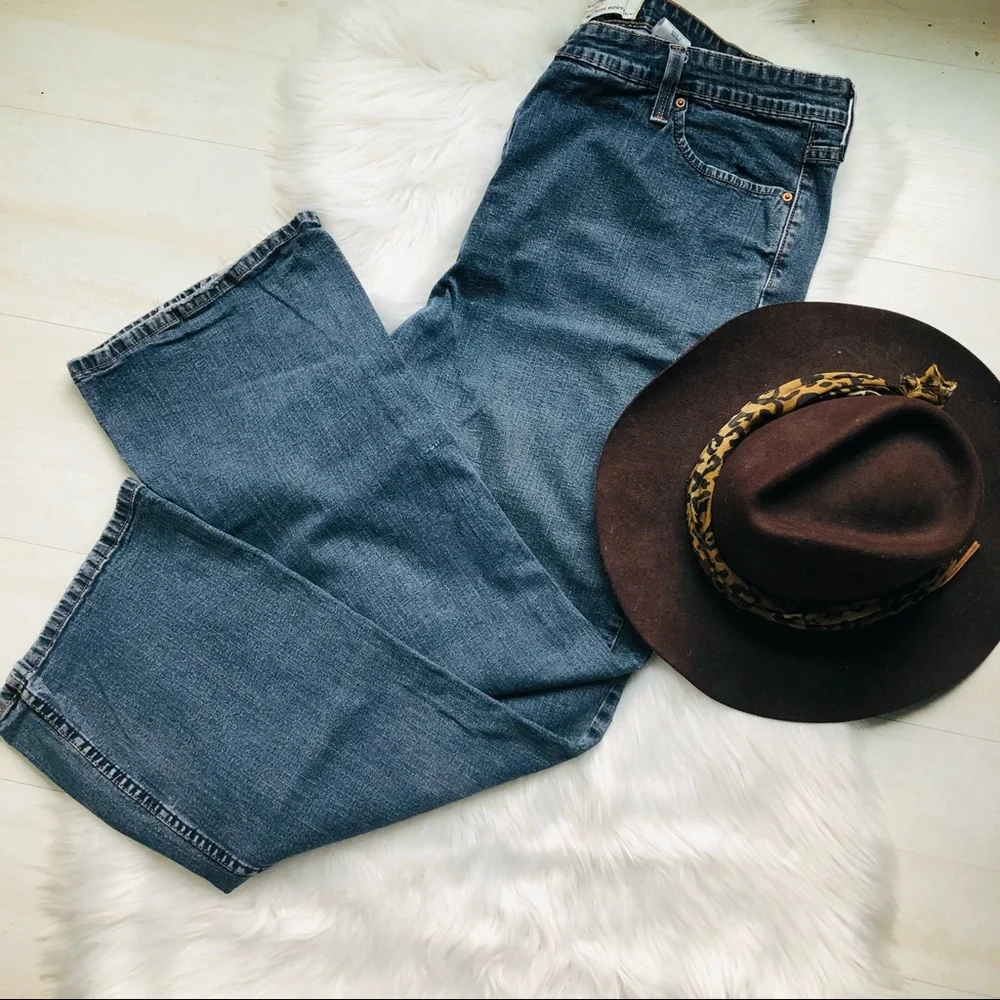 Signature by Levi Strauss & Co. Women's Mid Rise Bootcut Jeans 24W Short